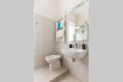 斯培西亚卡萨维泽鲁丽公寓的白色的浴室设有水槽和卫生间。