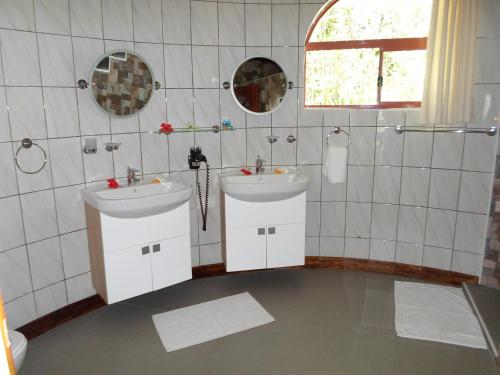 大安塞普拉兰阿米提木屋的浴室设有2个水槽和2面镜子