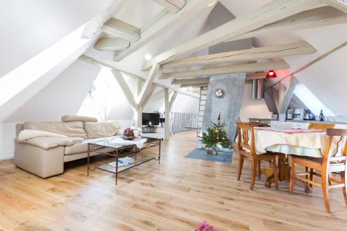科尔马Les Appartements Saint Nicolas的客厅配有桌子和沙发