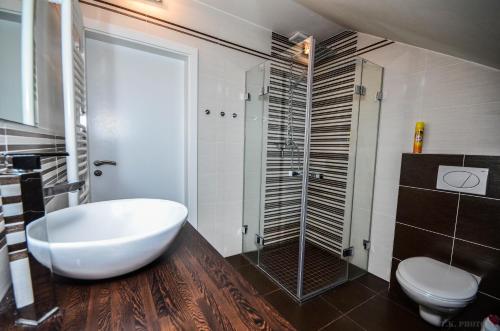 特热邦Apartman Masne kramy的一间带大型白色浴缸和卫生间的浴室