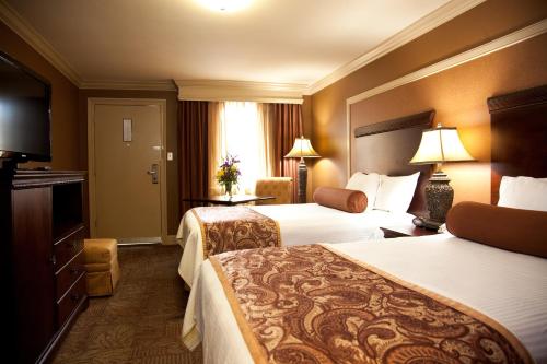 新奥尔良Best Western Plus French Quarter Courtyard Hotel的酒店客房设有两张床和电视。