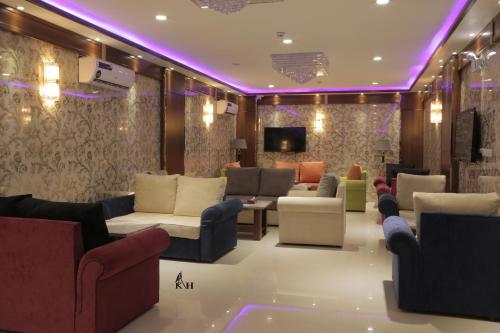 奈季兰Kadi Hotel的带沙发和椅子的客厅以及电视