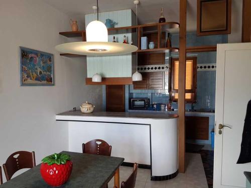 圣卡塔尔多Casa Vacanze Doria的厨房配有桌子和安达灯