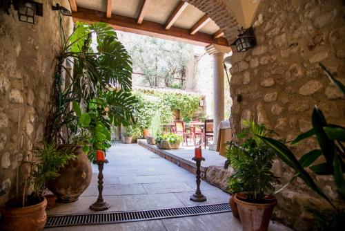 特鲁希略波萨达欧力拉斯精品酒店的石头建筑中带有盆栽的走廊