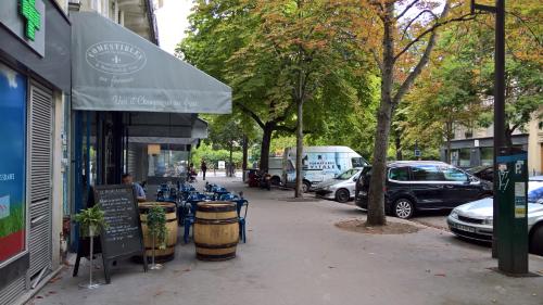 巴黎维洛夫特住宿加早餐旅馆的一条在餐厅前停有车辆的街道