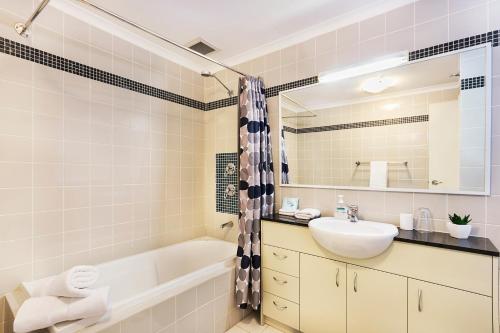 珀斯Perth Short Stays的一间带水槽、浴缸和镜子的浴室