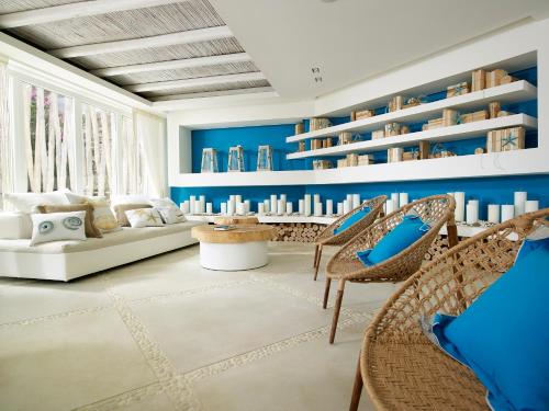 PaliochoriArtemis Seaside Resort的客厅拥有蓝色的墙壁和藤椅