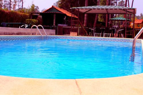 梅阿利亚达Residencial Pinho Verde的蓝色的水的大型游泳池
