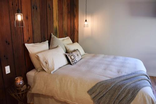 Copeland科普兰住宿加早餐旅馆的卧室配有带白色枕头的大床