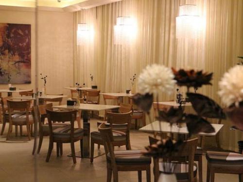 西宁锦江之星品尚西宁五四西路新华联广场酒店的一间带桌椅和鲜花的用餐室