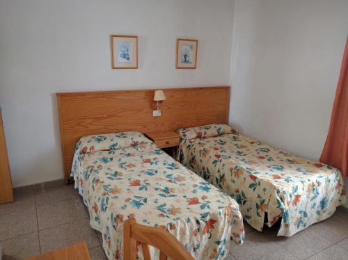 美洲海滩拉斯佛洛里塔斯公寓的一间卧室配有两张床和一张桌子