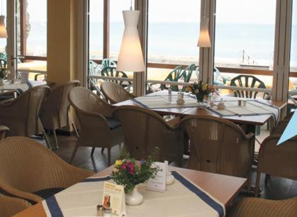 希尔克道夫希尔克道夫酒店的一间设有桌椅的海景餐厅