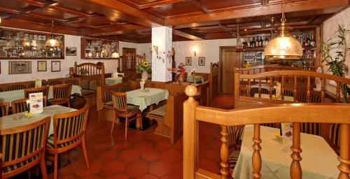 SaldenburgPension Bergstub`n的一间在房间内配有桌椅的餐厅