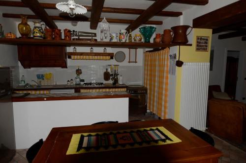 CupramontanaVilla Nunzia的厨房配有木桌和台面