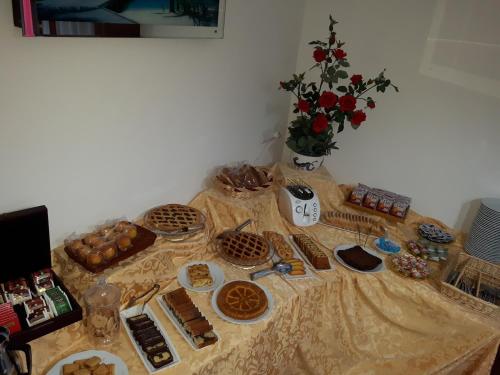 布里亚蒂科珊瑚蓝住宿加早餐旅馆的一张桌子,上面放着饼干和糕点,还有花瓶