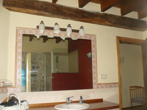 Triongo宝藏度假屋的浴室内水槽上方的镜子