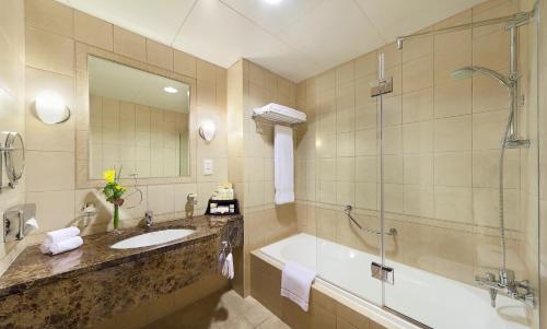 阿布扎比阿尔曼泽尔公寓酒店的带浴缸、水槽和淋浴的浴室