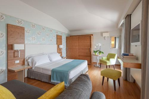 西尔米奥奈伊登酒店的酒店客房,配有床和沙发