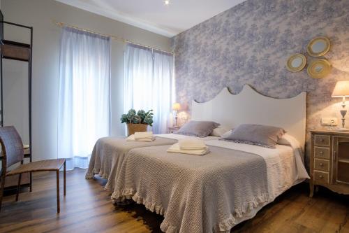 阿尔苏阿La Casona de Nené的一间卧室配有一张大床和两条毛巾
