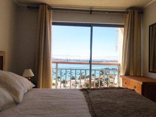 科金博唐菲利克斯酒店的卧室设有海景大窗户