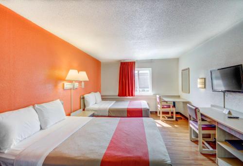 威奇托东威奇托6号汽车旅馆的酒店客房设有两张床和一台平面电视。