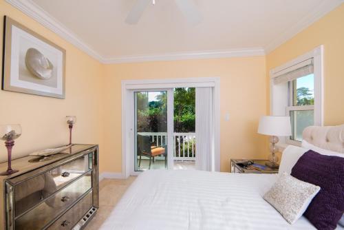 尼维斯汉密尔顿海滩别墅及Spa酒店的卧室配有白色的床和窗户。