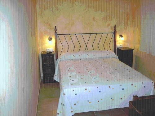 阿尔贝尔达德里瓜德里瓜山谷旅馆的一间卧室配有一张带白色床罩的床