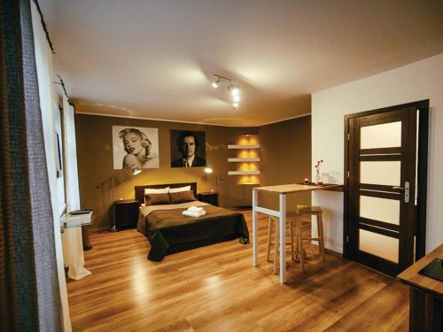 比得哥什Apartament Focha 26的一间卧室配有一张床和一张书桌