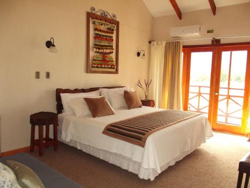 安图科Eco Hotel Antuco的一间卧室设有一张大床和一个窗户。