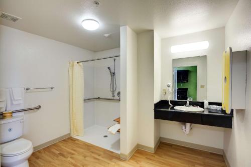 斯威特沃特Studio 6-Sweetwater, TX的一间带水槽和卫生间的浴室