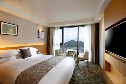 Seogwipo JS Hotel的一间客房