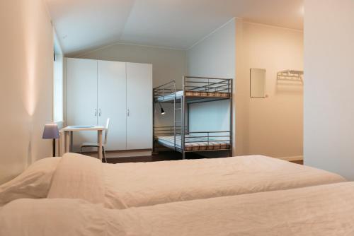 恩舍尔兹维克Örnsköldsviks Gästhamn的一间卧室配有一张床和一张双层床。
