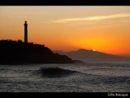 安格雷Résidence Perspectives Océanes的日落时分在海洋岛上的灯塔