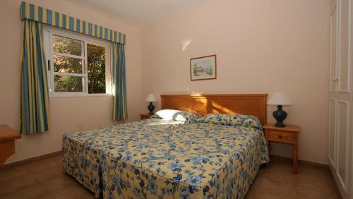 巴耶格兰雷伊詹都德尔孔德公寓酒店的一间卧室设有一张床和一个窗口