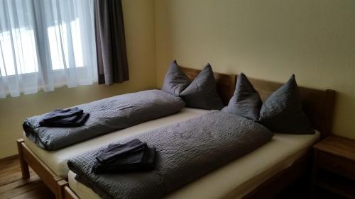 马尔邦Ferienwohnung Allmeina的一张床上的枕头