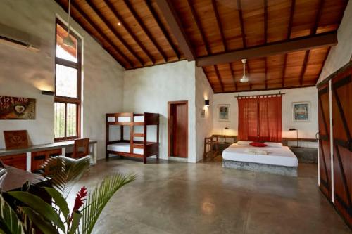 迪加纳康提竹子别墅住宿加早餐旅馆的大房间中一间带床的卧室