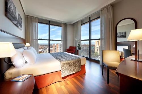 马德里Crisol Vía Castellana的酒店客房设有一张床和大窗户