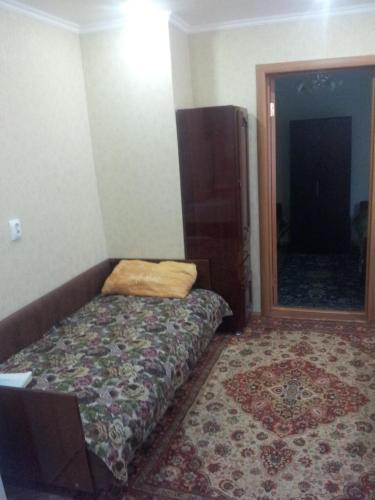 派蒂哥斯卡Квартира on Vlasova 23的一间小卧室,配有一张床和镜子