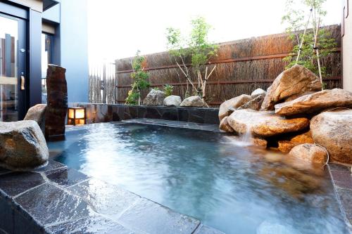长野多美迎长野酒店的后院的热水浴池