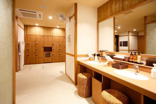 多美迎长野酒店的一间浴室