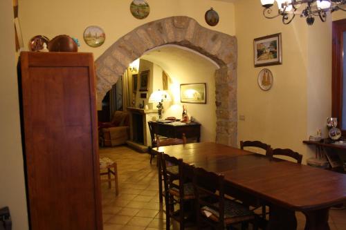 Torre le NocelleAgriturismo Casale 1921的厨房以及带桌椅的用餐室。