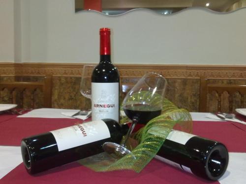奇克拉纳－德拉弗龙特拉拉坎帕旅馆的一瓶葡萄酒和一张桌子上的一杯
