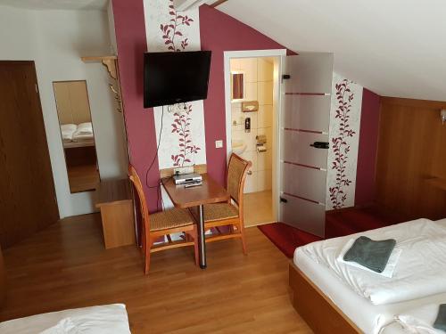 艾森纳赫Hotel - Restaurant Sophienaue的小房间设有一张桌子和一张床