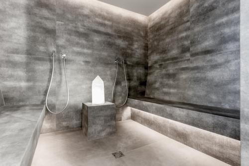 索尔登里贾纳阿尔卑斯豪华公寓的带淋浴和蜡烛的浴室