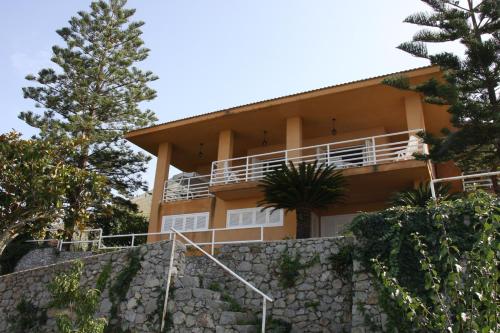 卡里尼Lomarchi Holiday Home的山上的树和楼梯房子