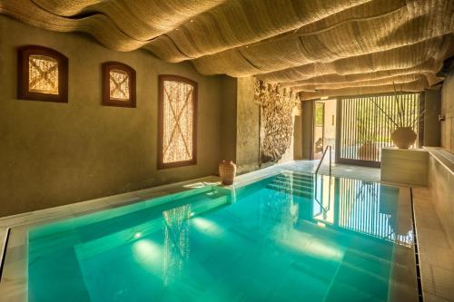巴尔罗马内斯玛斯萨洛瑞斯SPA酒店的一座室内蓝色海水游泳池