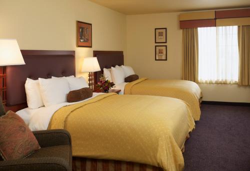 伦顿伦顿拉克斯珀兰丁全套房酒店的酒店客房,配有两张床和椅子