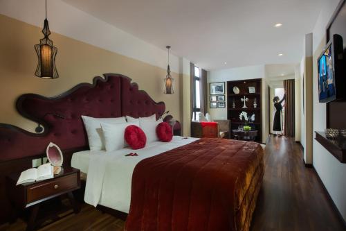 Ambassador Hanoi Hotel & Travel客房内的一张或多张床位