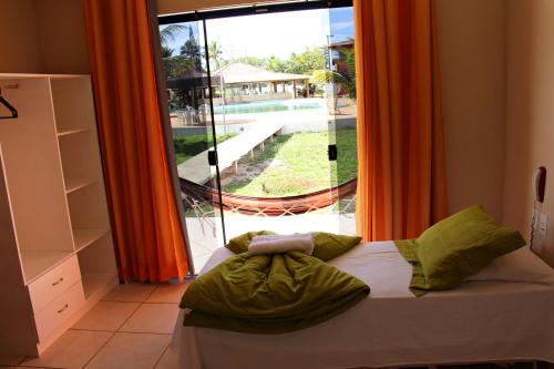 科曼达图巴岛Hotel Real Comandatuba的一间卧室设有一张床和一个大窗户