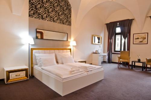 班斯卡-比斯特里察商场酒店的卧室配有一张白色大床